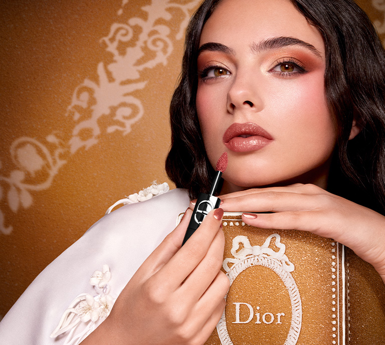 Discover your ultimate dazzling look, starring the NEW Dior Médallion, a collector sparkle lip balm.