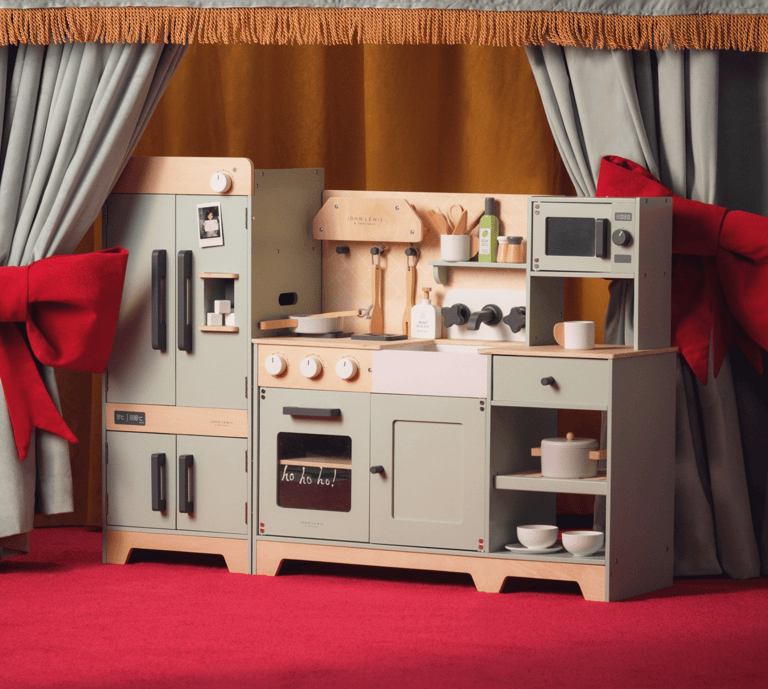 Image of a toy kitchen set with text encouraging people to pay with Klarna and a 'shop now' call to action button.