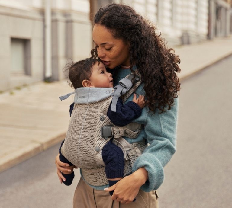 Banner advertisement with a lifestyle image of a mom with her baby in the Baby Carrier Harmony from BabyBjörn.