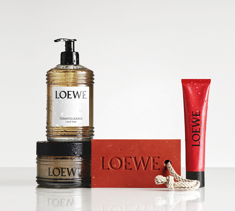 Discover all pieces infused with LOEWE's Tomato Leaves iconic fragrance.