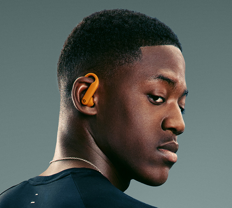 Image of the woman wearing powerbeats pro earphones