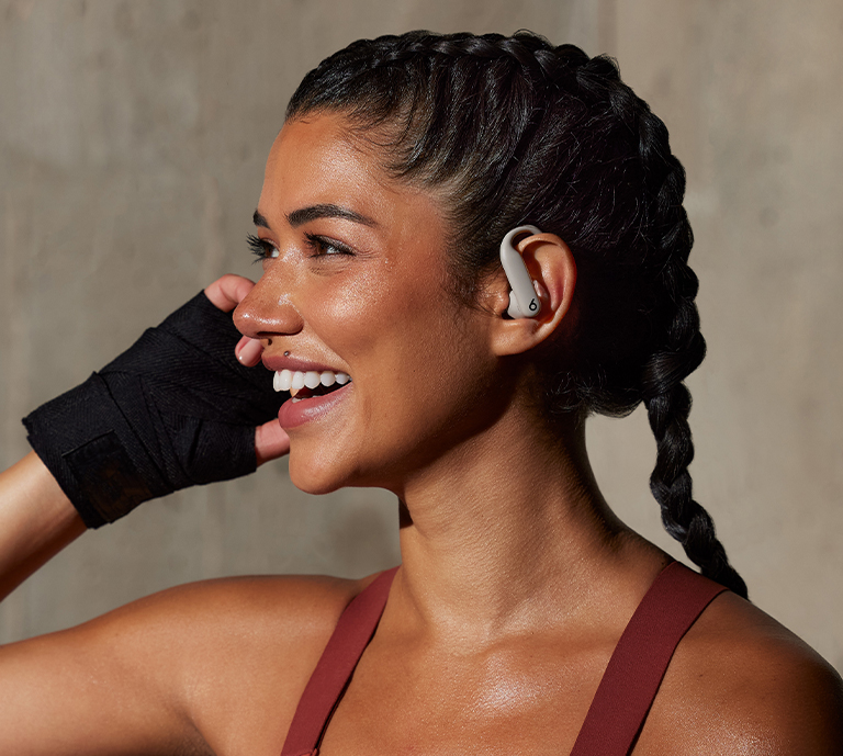 Image of the woman wearing powerbeats pro earphones