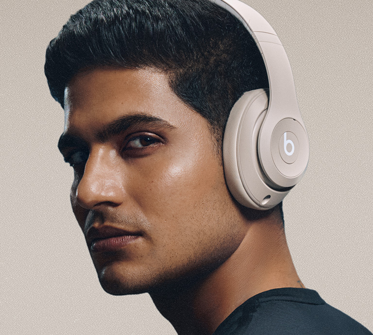 Image of the man wearing powerbeats fit earphones