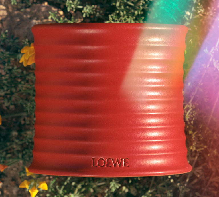 Scented candle with tomato leaves essence.